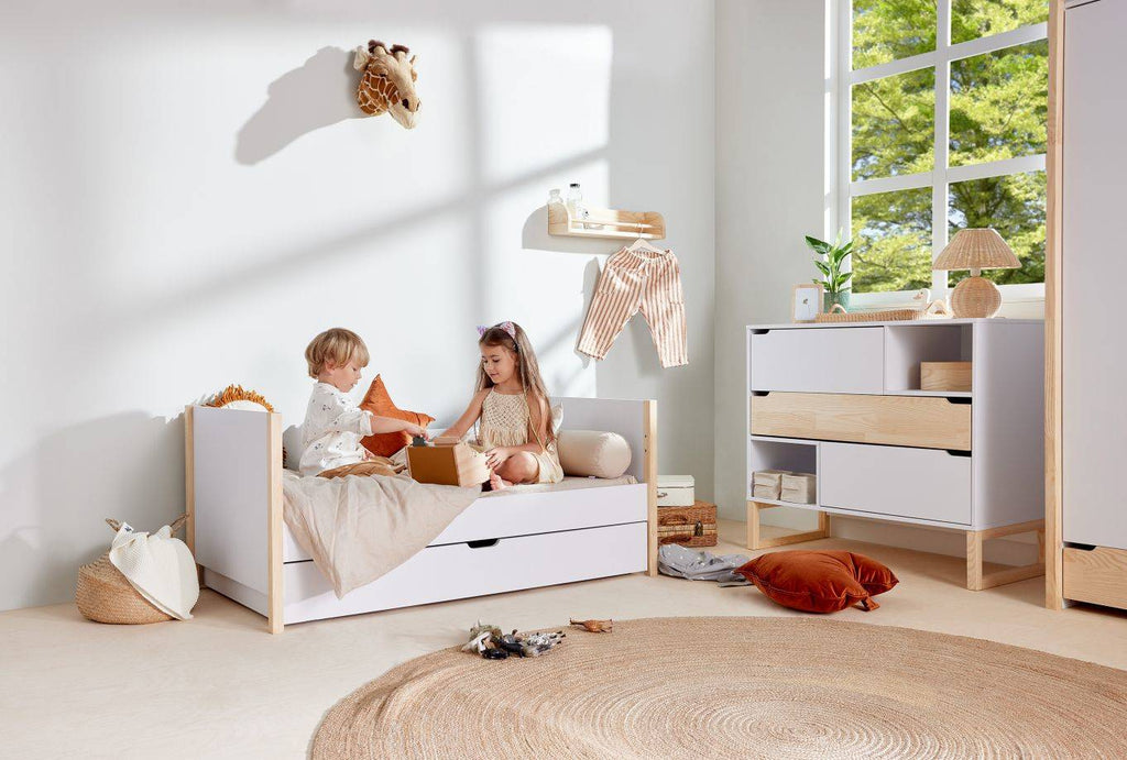 Cozy Leni - TATAM | Gitterbett 70x140 cm - wandelbar in ein Kinderbett | verträumtes Weiß & Kiefer - Betten & Bettgestelle